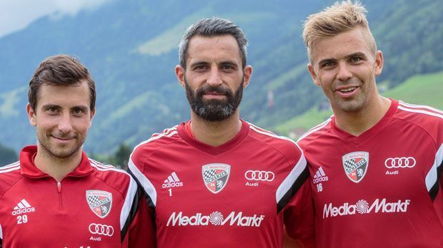 
                <strong>FC Ingolstadt (sechs Spieler aus Österreich)</strong><br>
                FC Ingolstadt (sechs Spieler aus Österreich): Der Aufsteiger hat einen österreichischen Trainer, also liegt es auch nicht so ganz fern, dass im Verein auch der ein oder andere Landsmann von Coach Ralph Hasenhüttl spielt. Im Moment sind es mit Markus Suttner (li.), Ramazan Özcan (Mi.) und Lukas Hinterseer (re.) gleich drei Profis aus der Alpenrepublik. Alle drei gehören zum Stammpersonal der Schanzer.
              