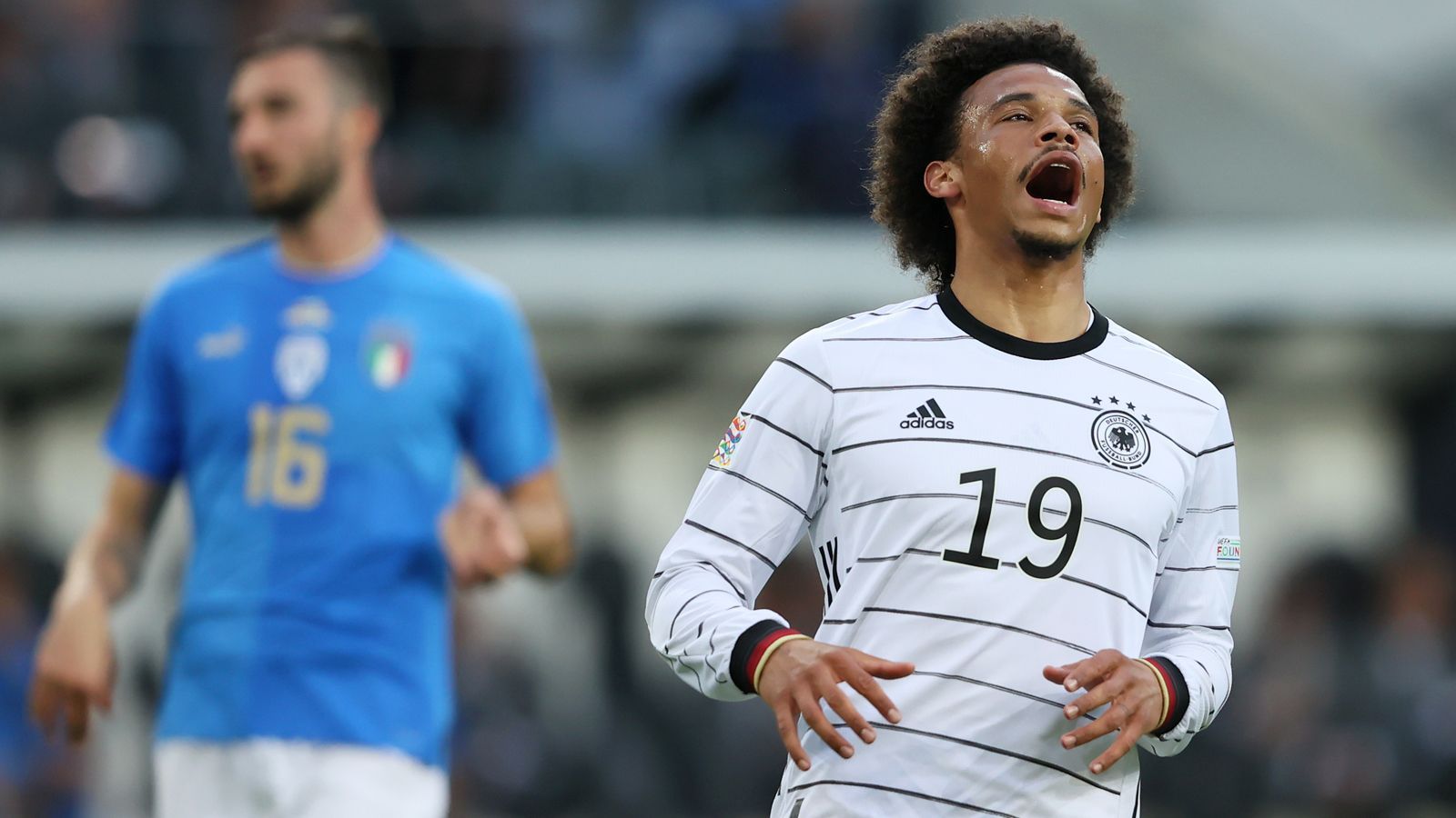 
                <strong>Leroy Sane</strong><br>
                Der sichtlich unsichere Sane wird von seinen umtriebigen Nebenleuten mitgenommen. Der Münchner hat gute Szenen, ist viel unterwegs, ihm unterlaufen aber auch leider einige Fehler. Seinen Treffer macht er trotz einer sehr überlegenen zweiten Halbzeit trotzdem nicht. Er zeigt: Für ihn kommt die Sommerpause zu einem perfekten Zeitpunkt. ran-Note: 4
              