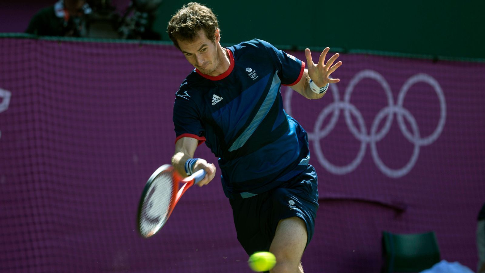 
                <strong>Olympia 2012: Andy Murray</strong><br>
                Bei Olympia 2012 hielt der Schotte Andy Murray dem Druck in London stand und holte sich das auf der Insel so lange ersehnte Gold. Der damals an 3 gesetzte Murray warf zunächst den Schweizer Stan Wawrinka in der ersten Runde raus, und ein Eidgenosse sollte dann auch im Finale auf ihn warten: Roger Federer. Gegen die langjährige Nummer 1 der ATP-Weltrangliste präsentierte sich Murray auf Rasen in überragender Verfassung und schoss den "Maestro" mit 6:1, 6:2 und 6:4 förmlich vom Court.
              