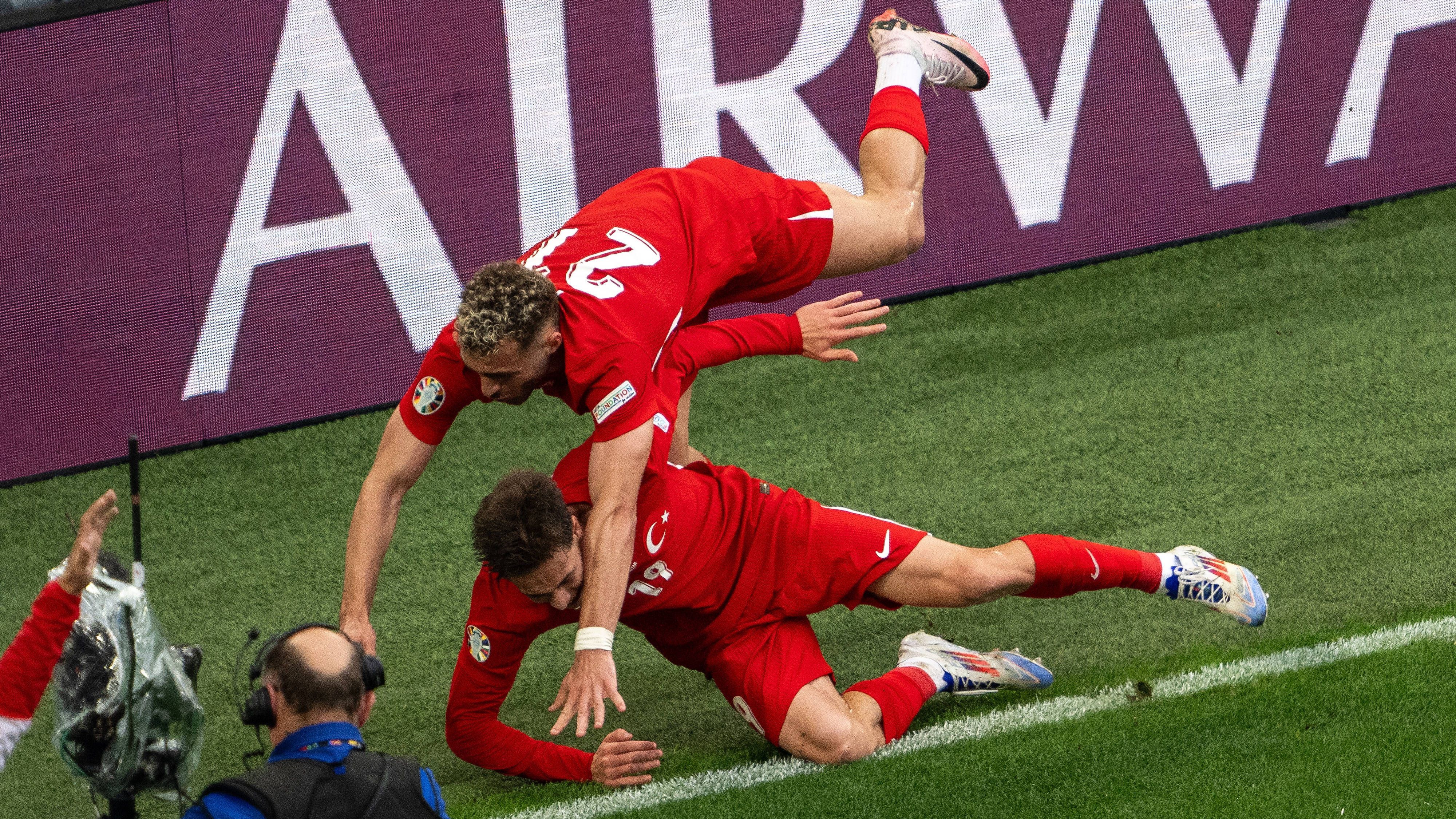 <strong>Der Beinahe-Doppelschlag</strong><br>Kenan Yildiz trifft in der 27. Minute zum Doppelschlag - doch der Treffer wird einkassiert. Der einstige Bayern-Jugendspieler steht minimal im Abseits. Es bleibt beim 1:0 - allerdings nicht lange ...