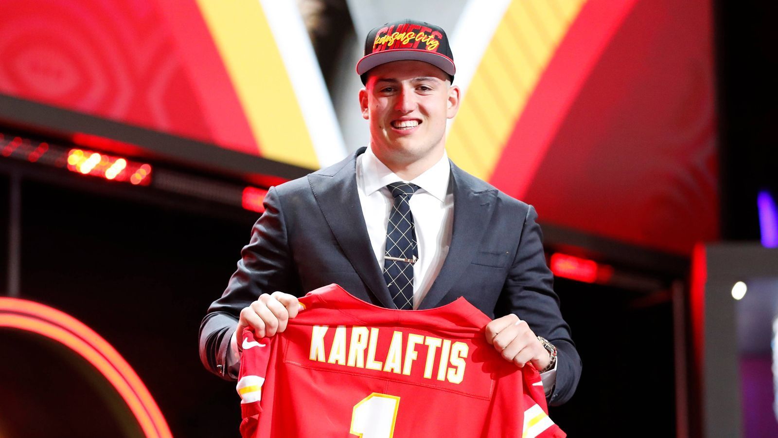 
                <strong>30. Pick: George Karlaftis (Defensive End, Kansas City Chiefs)</strong><br>
                &#x2022; <strong>Vertrag unterschrieben: ja</strong><br>&#x2022; <strong>Signing Bonus</strong>: 5.860.344 US-Dollar<br>&#x2022; <strong>Gesamtgehalt</strong>: 11.935.473 US-Dollar<br>
              