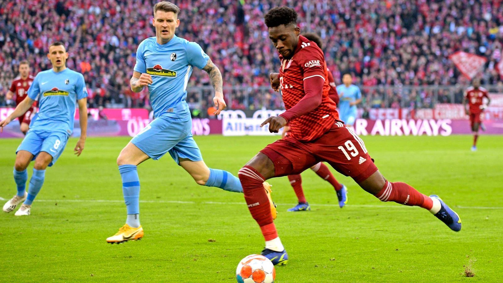 
                <strong>Alphonso Davies</strong><br>
                Die gesamte Spieldauer über mit gefährlichen Vorstößen, hat in der 5. Minute aus spitzem Winkel die Chance aufs 1:0. Bringt immer wieder gefährliche Flanken, hält seine defensive Außenbahn zudem meist sauber. Bereitet der Freiburger Abwehr über 90 Minuten akute Probleme. ran-Note: 2
              