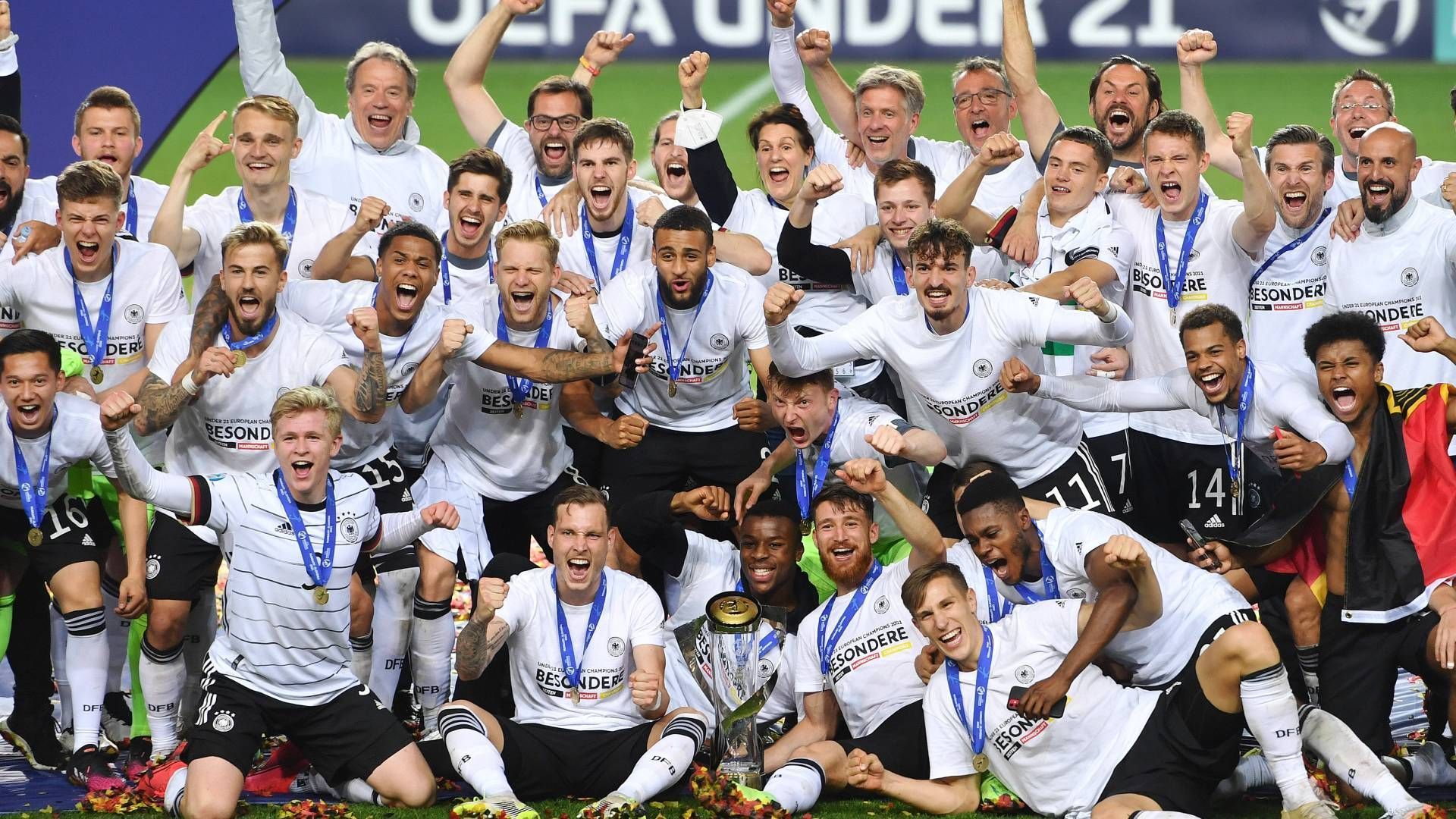 
                <strong>Der Nächste, bitte! Die U21-Europameister von 2021 stürmen das DFB-Team</strong><br>
                Der deutsche Fußball hat ein Nachwuchsproblem? Schaut man auf den Kader der deutschen Nationalmannschaft, stimmt das nicht so ganz. Denn durch Mergim Berisha und Josha Vagnoman, die von Bundestrainer Hansi Flick für die anstehenden Testspiele gegen Peru und Belgien nominiert worden sind, wächst die Zahl der U21-Europameister von 2021, die es auch in den A-Kader geschafft haben, bereits auf zehn an! ran hat die komplette Liste.
              