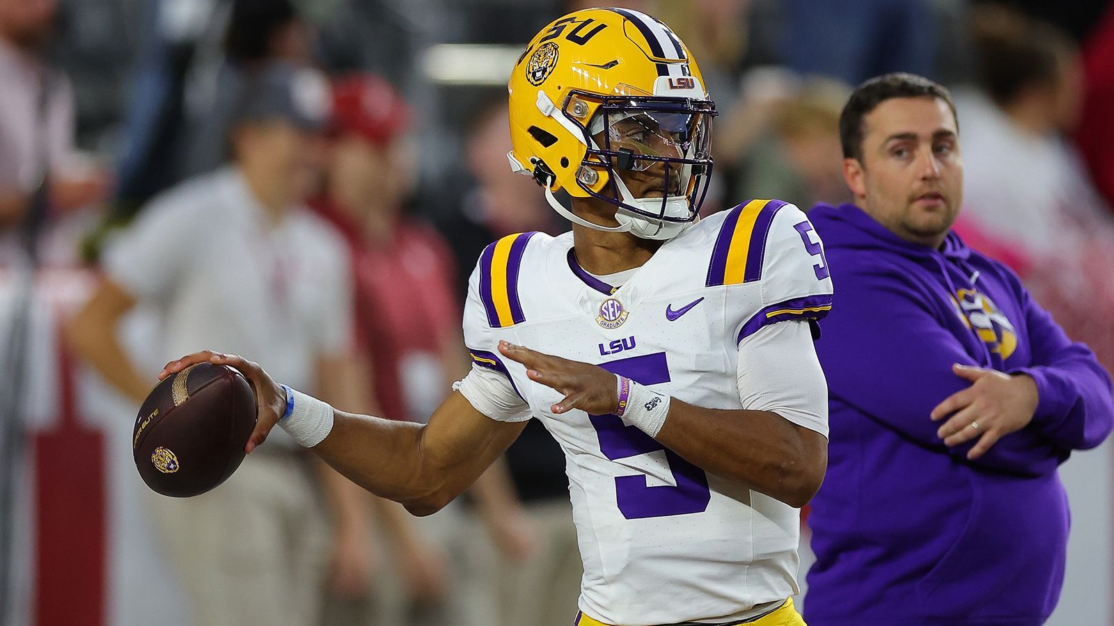 <b>Quarterback Jayden Daniels (LSU)<br></b>Seit 1935 wird mit der Heisman-Trophäe der beste Spieler im College Football ausgezeichnet. Am Samstag wird der Gewinner bekanntgegeben. Der LSU-QB hat laut den Buchmachern die besten Chancen auf den Titel. Die Tigers liegen mit einer Bilanz von 9-3 "nur" auf Platz 13 im Ranking, doch Daniels lieferte mit 3.812 Passing-Yards und 40 Touchdowns ab.