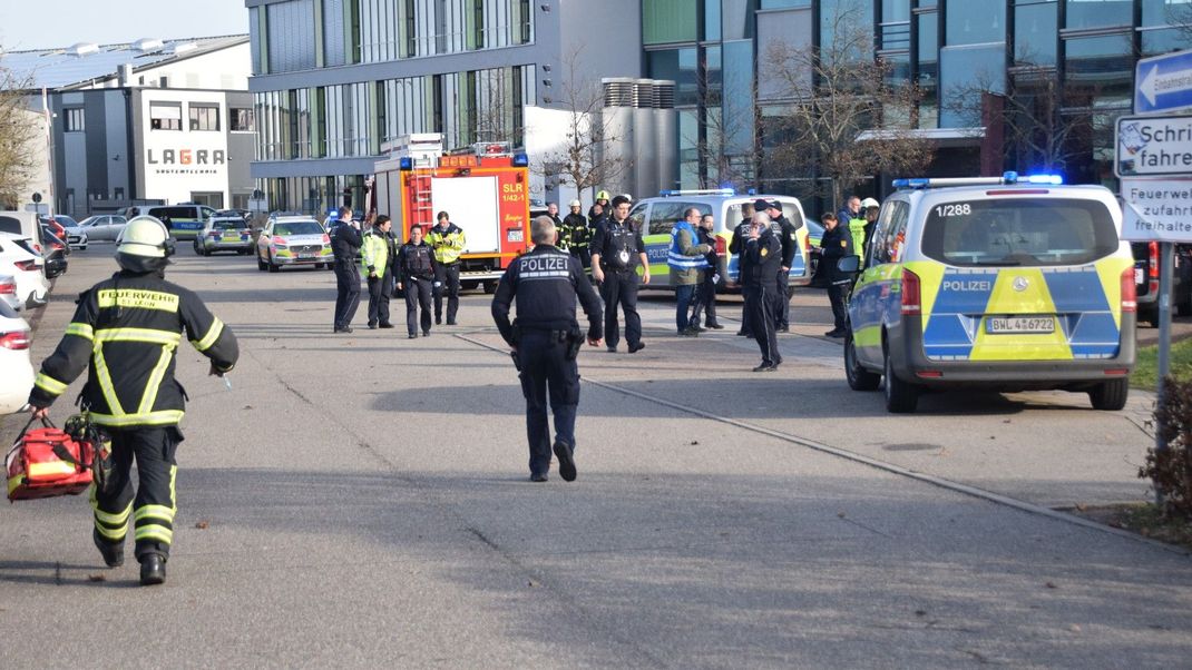 Einsatzkräfte von Polizei, Rettungsdienst und Feuerwehr sind an einer Schule in St. Leon-Rot im Einsatz. 