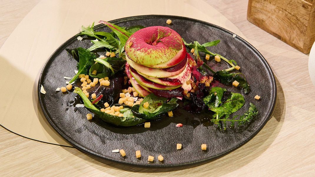 Geschichtete Rote-Bete und grüner Apfel mit Miso-Marinade, Safran-Mayonnaise und Wildkräutersalat