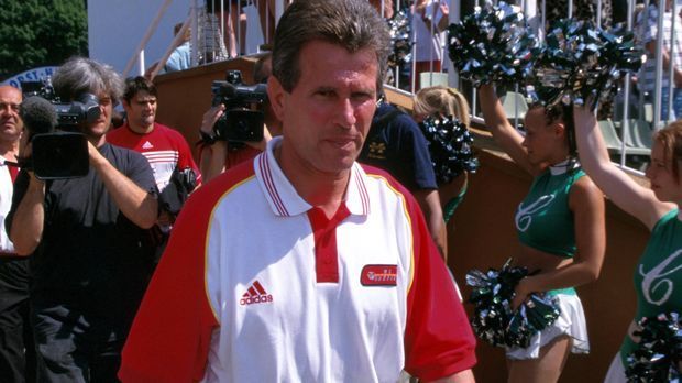 
                <strong>1999 bis 2000 Benfica Lissabon</strong><br>
                Seine Amtszeit dauert nur ein bisschen länger als eine Saison. Im September 2000 reicht er seine Kündigung ein. Was von der Zeit in Portugal hängen bleibt: Ein dritter Platz und die Tatsache, dass Heynckes Robert Enke zum Kapitän macht.
              