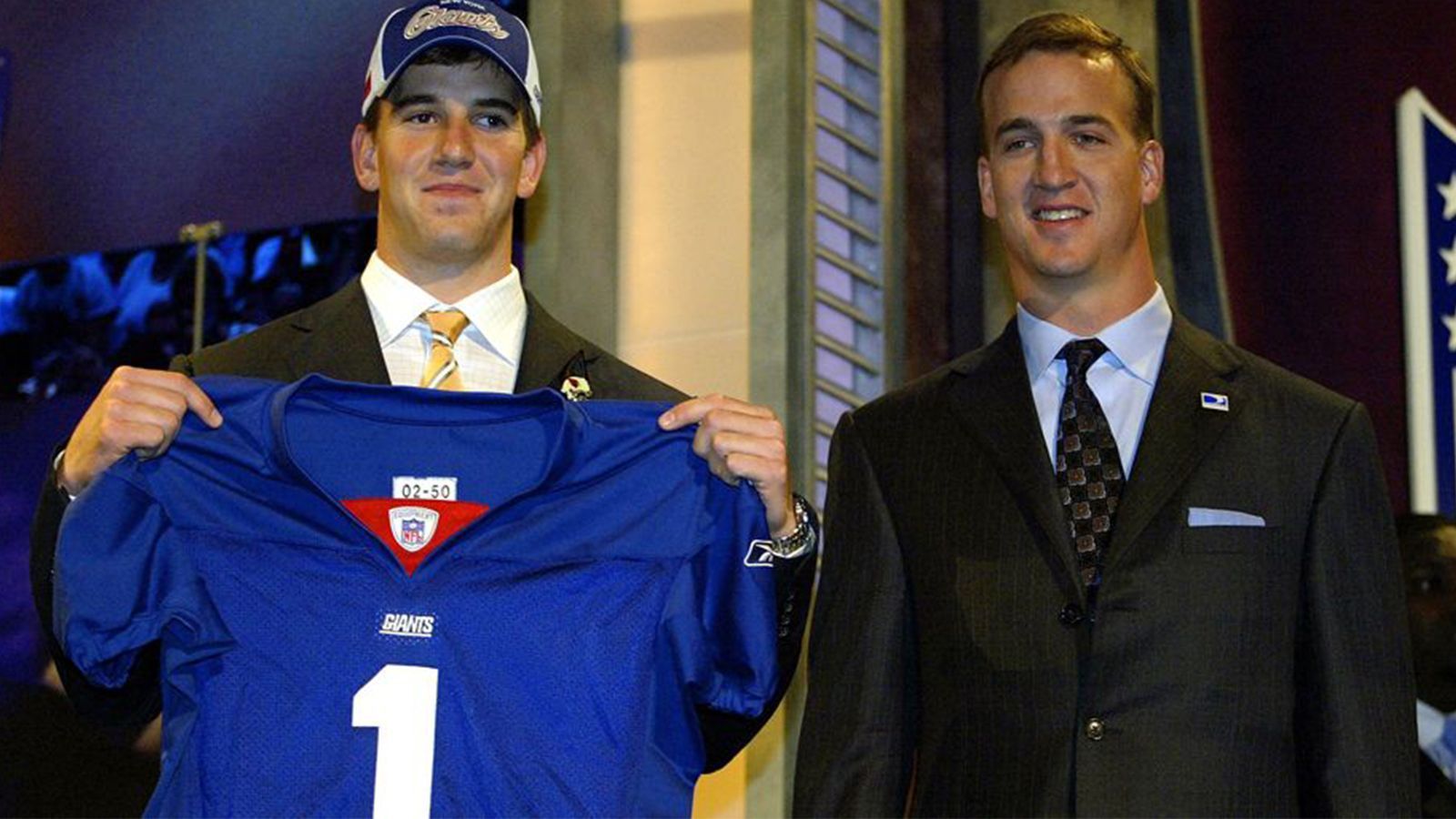 
                <strong>NFL Draft 2004: Eli Manning</strong><br>
                Die San Diego Chargers haben 2004 das erste Recht, aber Eli Manning macht von vorne herein unmissverständlich klar, dass er nicht zu den Chargers geht. Zwar draften ihn die Südkalifornier, tauschen den Spielmacher, der seine College-Zeit auf der Ole Miss verbringt, aber wenig später für Philip Rivers und zwei weitere Draft-Picks zu den New York Giants. Dort gewinnt er 2007 und 2011 den Super Bowl, beendet nach der Saison 2019 seine Karriere.
              