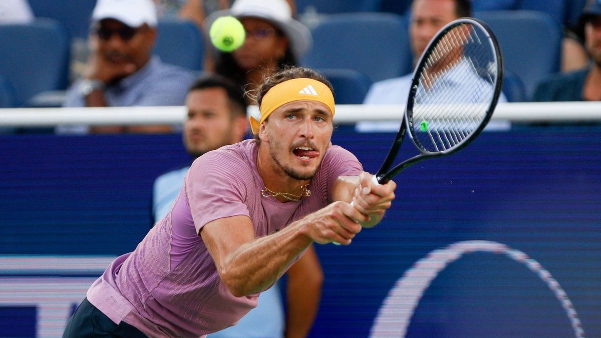 CINCINNATI, OH - AUGUST 18: Alexander Zverev of Germany hits a backhand during the semifinal round of the Cincinnati Open on August 18, 2024, at the Lindner Family Tennis Center in Mason, OH. (Phot...