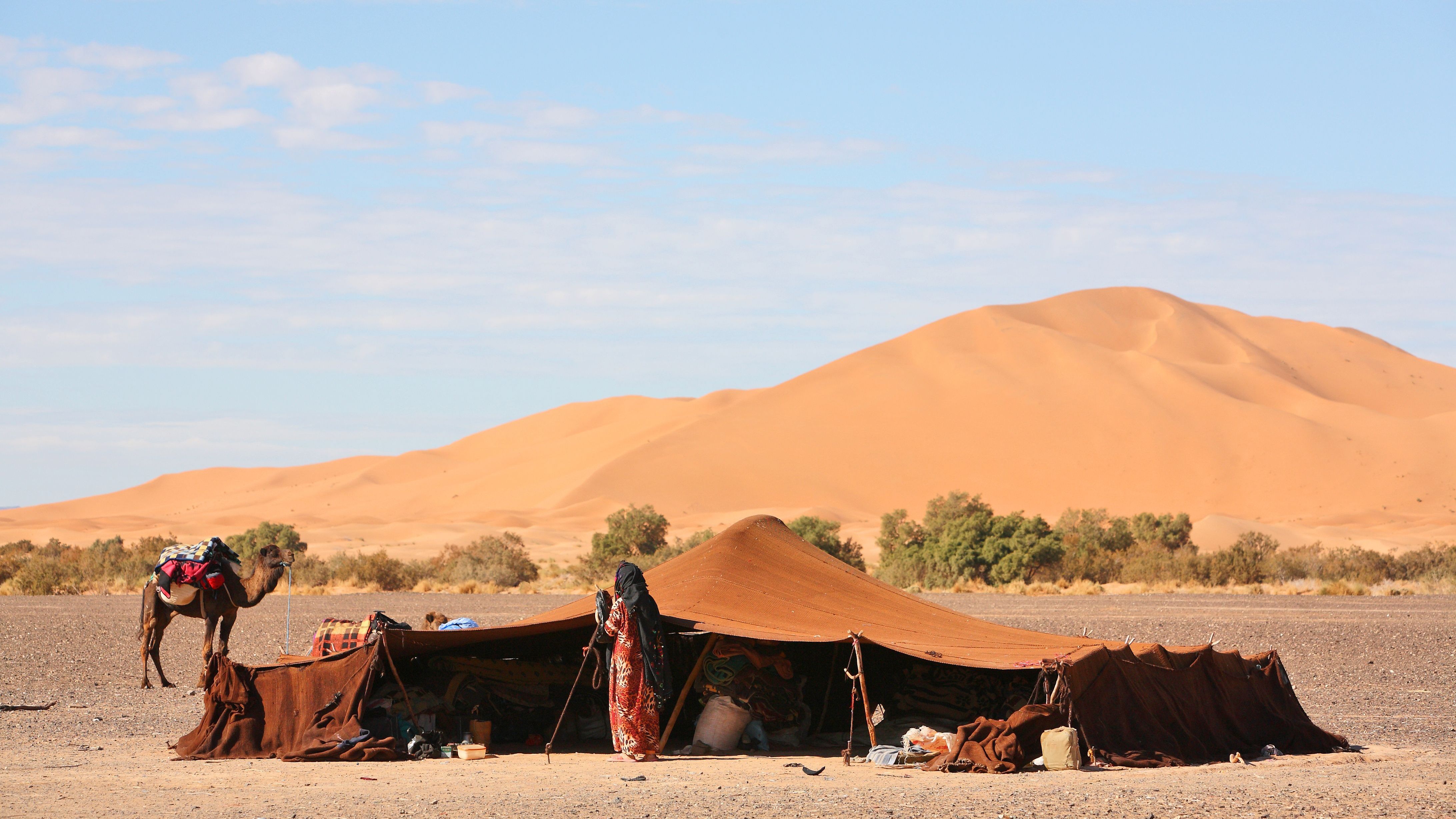 Die Heimat der Tuareg ist die Sahara. Dabei kann es in der afrikanischen Wüste Temperaturen von bis zu 50 Grad Celsius geben. Sie leben in ihren Zelten, wo es genug Wasser für Mensch und Tier gibt.