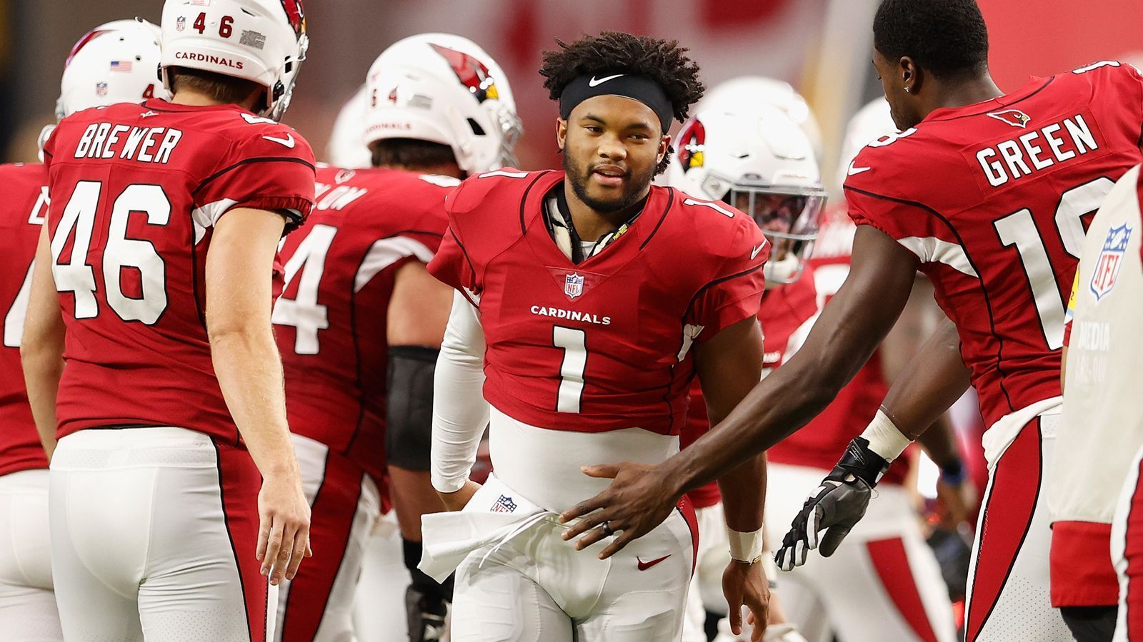 
                <strong>Arizona Cardinals - Wächst Kyler Murray über sich hinaus? </strong><br>
                Okay, die Frage war fies. Kyler Murray ist zwar nicht der größte Quarterback, hat in seinen ersten zwei NFL-Jahren aber eine ganze Menge Potenzial gezeigt. Mit DeAndre Hopkins, A.J. Green, Christian Kirk und Co. hat er außerdem die nötige Tiefe in der Offense, um einen weiteren Entwicklungsschritt nach vorne zu machen. In Sachen Schnelligkeit und Bewegung mit dem Ball ist er ohnehin über jeden Zweifel erhaben. Nicht wenige trauen Murray eine MVP-Saison zu. Spielt Murray tatsächlich so groß auf?
              