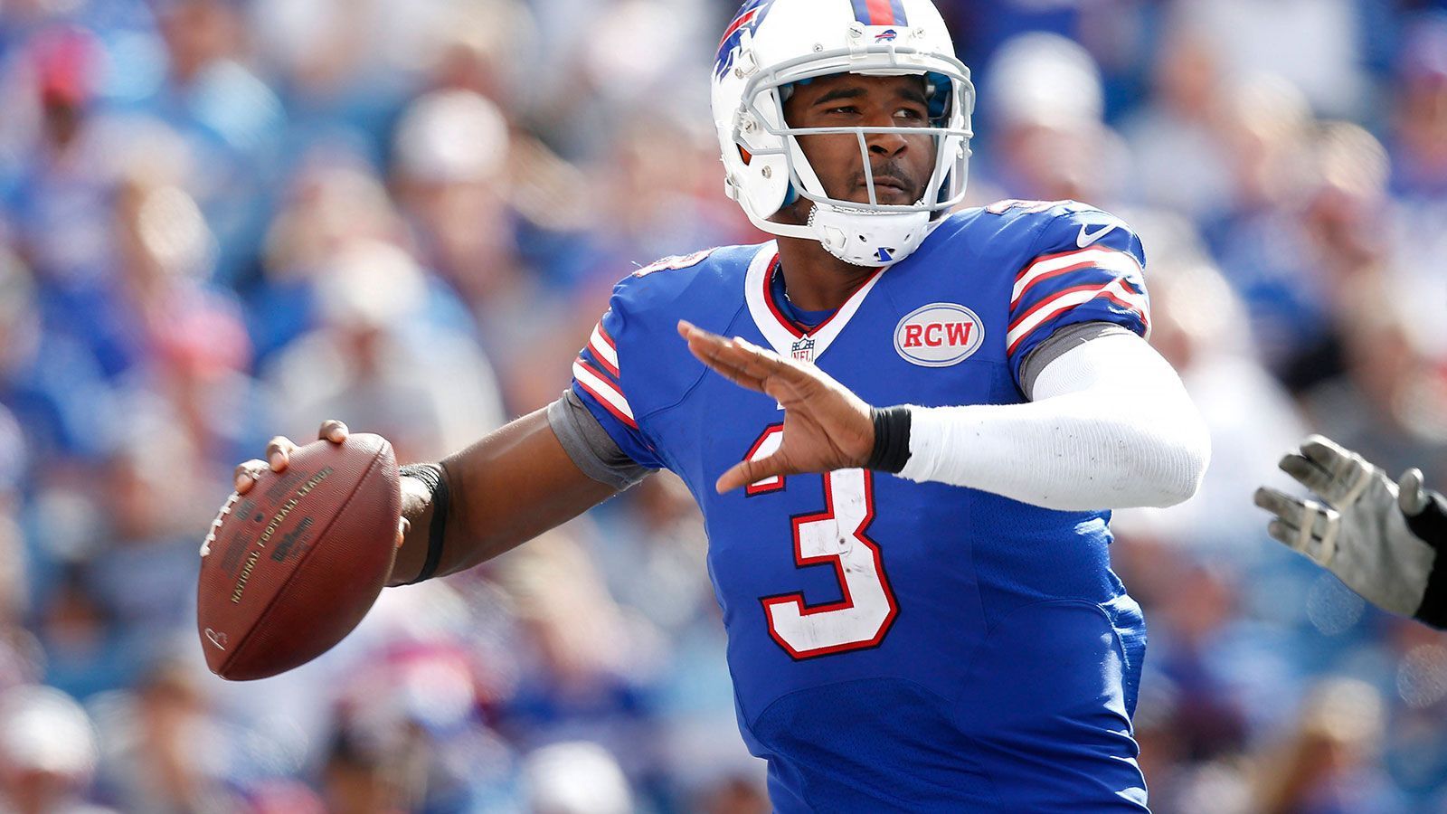 
                <strong>E.J. Manuel (Pick 16 im Draft 2013, Buffalo Bills)</strong><br>
                Als Rookie schon Starter, wurde E.J. Manuel in seinem zweiten Jahr auf die Bank gesetzt. Noch zwei Jahre blieb er als Backup bei den Bills. Danach konnte er sich bei keiner seiner weiteren Stationen durchsetzen. 2019 beendete er seine Karriere.&#x2022; Aktuelle Situation: Karriereende<br>&#x2022; 18 Spiele von Beginn an (6-12)<br>&#x2022; 3.767 Passing Yards und 339 Rushing Yards<br>&#x2022; 20 Passing TDs und vier Rushing TDs bei 16 INTs<br>&#x2022; 58,1 Prozent Passgenauigkeit und 3,5 Yards pro Lauf<br>
              