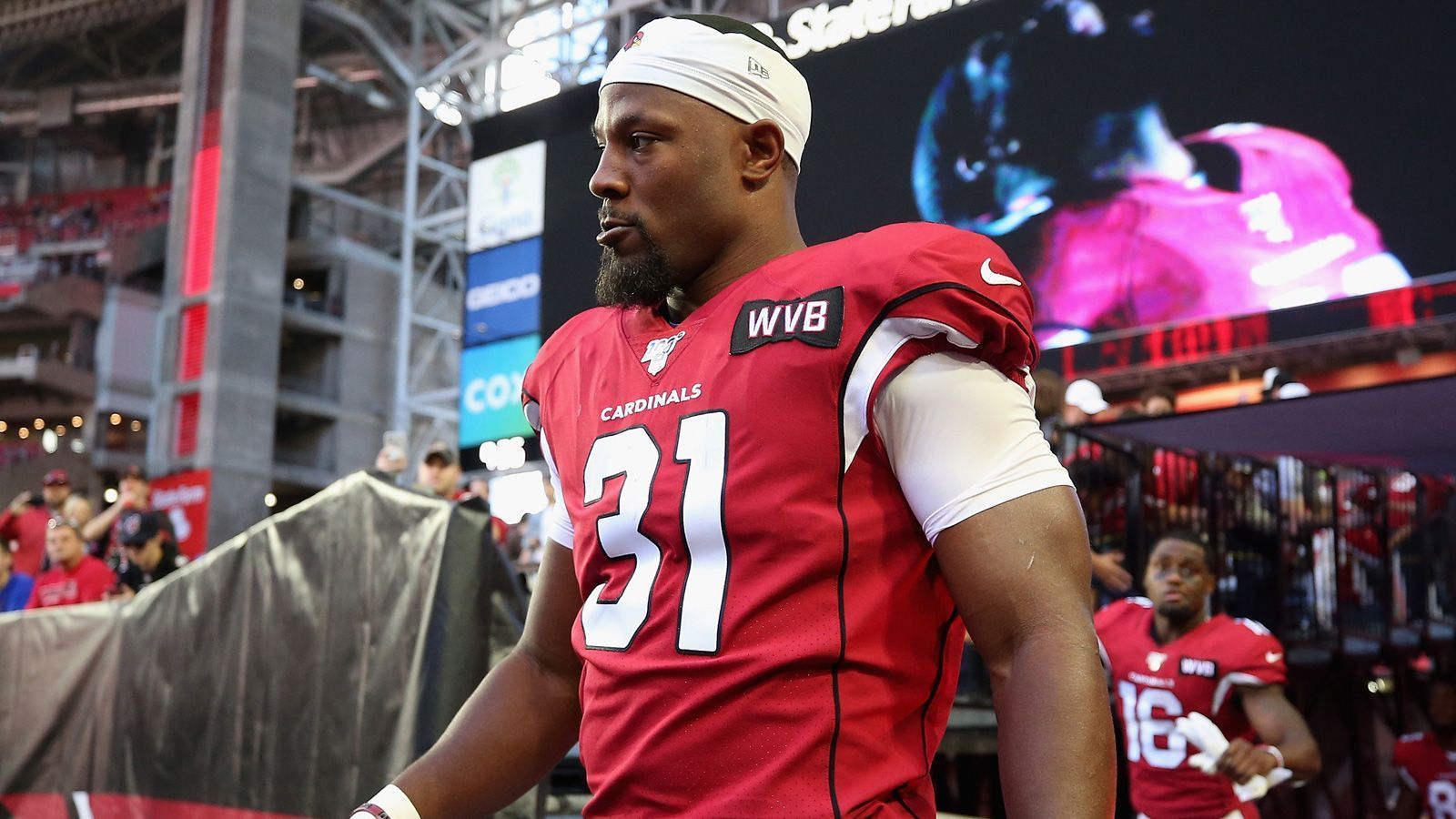 
                <strong>David Johnson (Houston Texans)</strong><br>
                13 Millionen Dollar verdient auch David Johnson im Durchschnitt jährlich, nachdem der Running Back vor zwei Jahren einen Dreijahresvertrag in Höhe von 39 Millionen Dollar unterschrieb. Vorausgegangen war eine sensationelle Saison, in der Johnson auf über 2.000 Total Yards kam. Bei den Cardinals glänzte der 28-Jährige nicht nur als reiner Läufer, Johnson war viel mehr ein ausgezeichneter Receiver, der im Passspiel regelmäßig Mismatches kreierte. Unglücklicherweise konnte Johnson diese Leistungen nicht mehr konstant wiederholen: 2017 war es ein gebrochenes Handgelenk, 2018 litt Johnson an einer der schlechtesten Offensive Lines der Liga und 2019 plagten den Running Back in der zweiten Saisonhälfte Rückenprobleme. Warum die Houston Texans für diesen Vertrag getradet haben und dabei DeAndre Hopkins im Gegenzug abgaben, fragt sich noch immer die ganze NFL-Welt - außer Bill O'Brien.
              