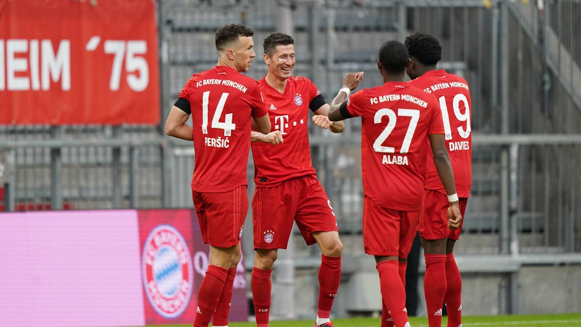 
                <strong>Torfabrik Bayern München</strong><br>
                Kein Team ist in der laufenden Spielzeit treffsicherer als der FC Bayern. Nach dem 27. Spieltag stehen beim Deutschen Rekordmeister 80 Saisontreffer zu Buche. Damit stellen die Münchner einen neuen Bundesliga-Rekord auf. Keine andere Mannschaft hat in der Bundesliga-Geschichte nach 27 Spieltagen mehr Tore erzielt. (Quelle: optafranz/twitter).ran.de zeigt weitere Rekorde der Bundesliga-Saison 2019/20.
              