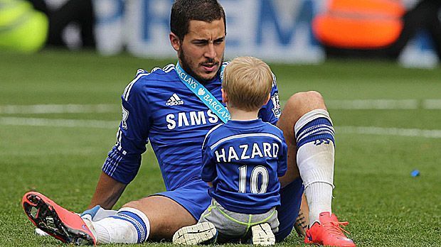 
                <strong>Linkes offensives Mittelfeld: Eden Hazard</strong><br>
                Eden Hazard (Linker offensiver Mittelfeldspieler): beim FC Chelsea seit 2012. Größte Erfolge mit den Blues: Europa League 2013, ein Mal Meister.
              