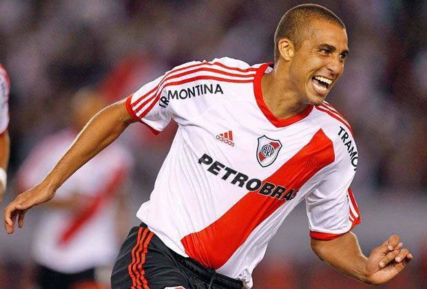 
                <strong>David Trezeguet</strong><br>
                Seit 2011 tingelt der Franzose David Trezeguet durch die Fußball-Weltgeschichte. Nach einem Jahr in Dubai folgte 2012 der Schritt zum argentinischen Top-Klub River Plate, danach zu den Newell's Old Boys. Seit Juli steht "Trezegoal" in Indien bei Pune FC unter Vertrag.
              