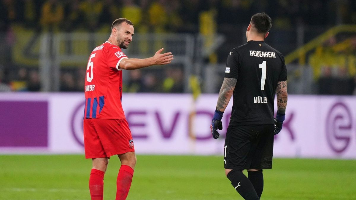 Heidenheims Keeper Kevin Müller (r.)