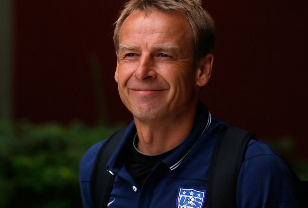 
                <strong>Platz 10: Jürgen Klinsmann (USA)</strong><br>
                Mit Jürgen Klinsmann schafft es ein guter Bekannter in die Top Ten. Der ehemalige DFB-Coach und heutige Trainer der USA knackt die Millionengrenze schon locker - Jahresgehalt: 1.933.819 Euro.
              