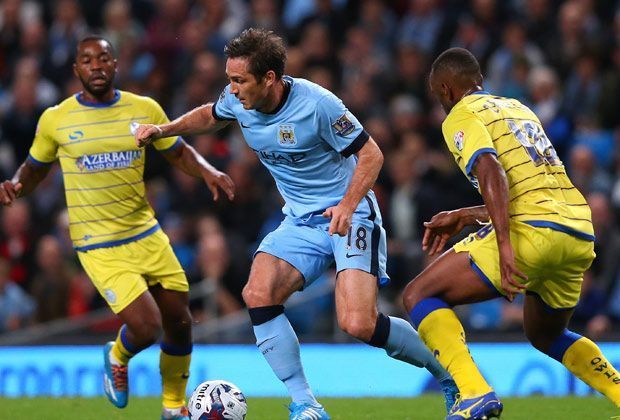 
                <strong>Lampard hat ein Herz für Flitzer</strong><br>
                Ligapokal, dritte Runde: In Manchester treffen die Citizens um Frank Lampard (M.) auf Sheffield Wednesday. Alles läuft völlig normal, bis ein junger Fan auf den Platz stürmt ...
              