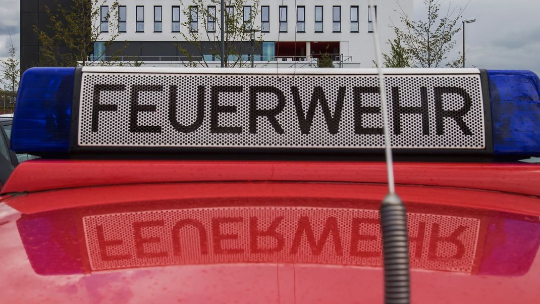 Mit rund 150 Einsatzkräften rückten Polizei und Feuerwehr zum Brand in der Flüchtlingsunterkunft an. (Symbolbild)