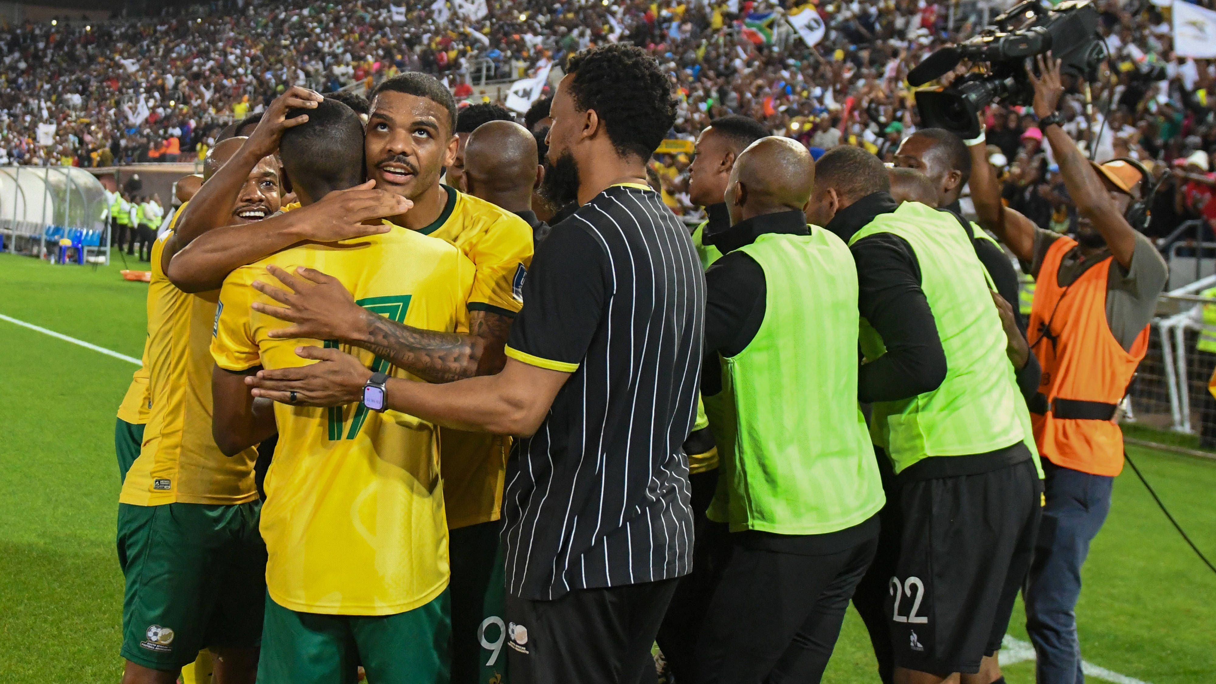 <strong>Südafrika</strong><br>Die Gute-Laune-Truppe aus dem Jahr 2010 ist auch sicher dabei. Letztmals war man im eigenen Land angetreten, sportlich qualifiziert war man letztmals 2002 in Südkorea und Japan. Ein Riesen-Erfolg für die Südafrikaner.