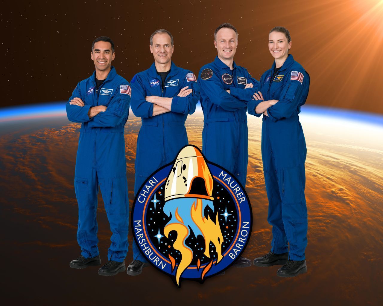 Es würden zwar 7 Astronauten in den Crew Dragon passen, die NASA bucht aber bisher nur 4 Plätze. Neben Matthias Maurer nehmen daher 2 NASA-Astronauten und eine Astronautin im Raumschiff Platz. Im Bild das gemeinsame "Mission-Batch" (Missionsabzeichen). Wir stellen die Crew im Kurzporträt vor.