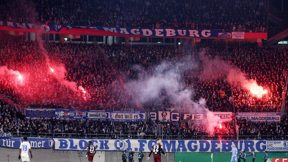 RB Leipzig Ð Magdeburg DFB Pokal Leipzig, 02.12.2025, Red Bull Arena, Fußball, DFB Pokal, Achtelfinale , RB Leipzig vs. 1.FC Magdeburg , Im Bild: Fans vom 1.FC Magdeburg zünden Pyrotechnik. , Nur z...