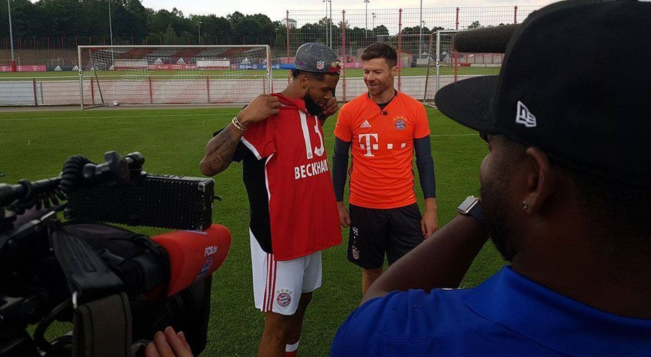 
                <strong>Odell Beckham beim FC Bayern München</strong><br>
                Alonso weiß, was sich gehört und hat natürlich auch ein Geschenk parat: Ein Bayern-Trikot mit der Nummer 13, die Beckham auch bei den Giants trägt.
              
