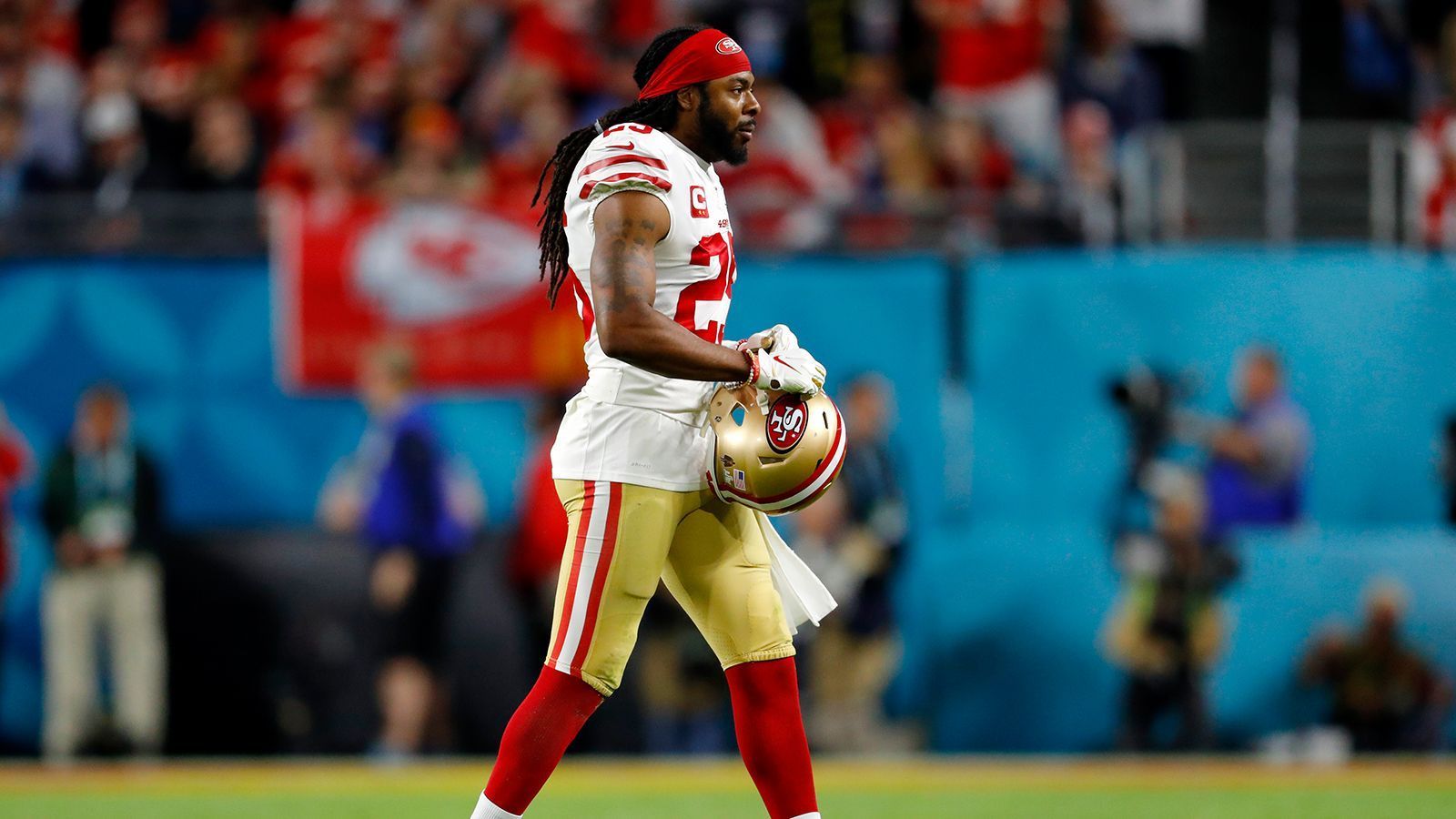
                <strong>Richard Sherman (Cornerback) </strong><br>
                Auch Routinier-Cornerback Richard Sherman blieb vom Verletzungspech nicht verschont und zog sich früh in der Saison eine Wadenverletzung zu. Momentan haben ihn die 49ers auf der Injured-Reserve-Liste geparkt, gehen jedoch davon aus, dass der 32-Jährige in Woche 10 zum Team zurückkehren kann. 
              
