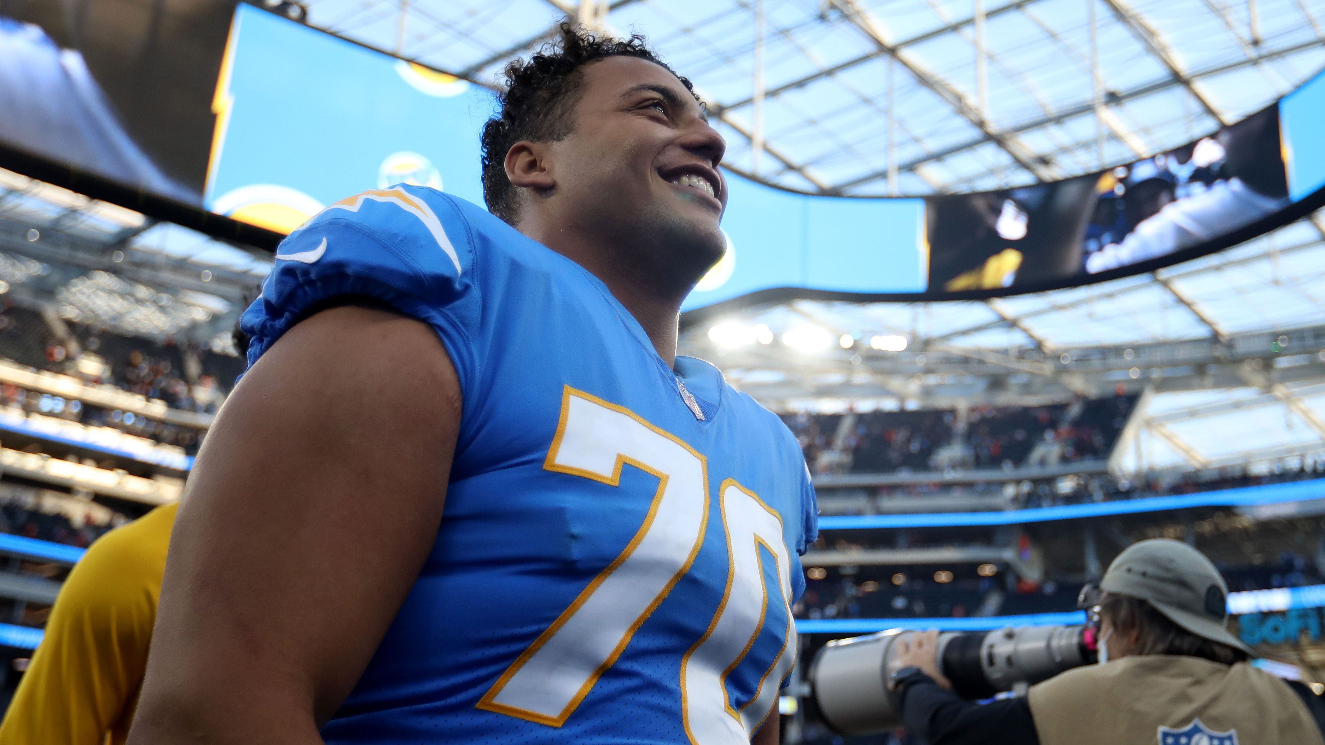 <strong>Los Angeles Chargers: Rashawn Slater langfristig binden</strong><br>Die Verträge zahlreicher guter Left Tackles laufen nach der nächsten Saison aus. Bedeutet: Wer länger mit einer Verlängerung wartet, zahlt im Zweifel drauf. Die Chargers und Slater blicken auf eine erfolgreiche Zusammenarbeit zurück, hier kann Los Angeles frühzeitig die Weichen auf eine weitere gemeinsame Zeit stellen.