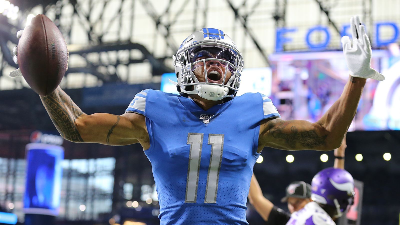 
                <strong>Verlierer: Marvin Jones</strong><br>
                Stell dir vor, du fängst vier Touchdowns und verlierst trotzdem. So erging es Marvin Jones von den Detroit Lions am Sonntag im Spiel gegen die Minnesota Vikings. Irgendwie ganz schön blöd, aber vielleicht konnte sich der Receiver später daheim dann doch noch ein wenig über seine persönliche Ausbeute freuen. Bei uns landet er trotzdem in der Verlierer-Rubrik.
              