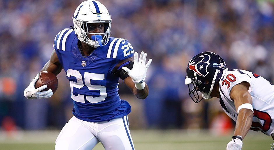 
                <strong>Marlon Mack (Running Back, Indianapolis Colts)</strong><br>
                Neben Andrew Luck dürfte sich in Indianapolis vor allem Marlon Mack über den Draft der Colts gefreut haben. GM Chris Ballard stärkte mit Quenton Nelson und Braden Smith die bis dahin so anfällige O-Line in der Mitte. Das dürfte nicht nur Andrew Luck mehr Zeit zum Passen geben, sondern auch frühe Tackles vor der Line of Scrimmage verhindern. Ein absolutes Plus für Mack, der in seinem ersten Jahr schon gute Ansätze zeigte, aber Routinier Frank Gore viele Snaps abtreten musste. Jetzt ist Gore weg und der Weg für den 22-Jährigen im wahrsten Sinne des Wortes frei.
              