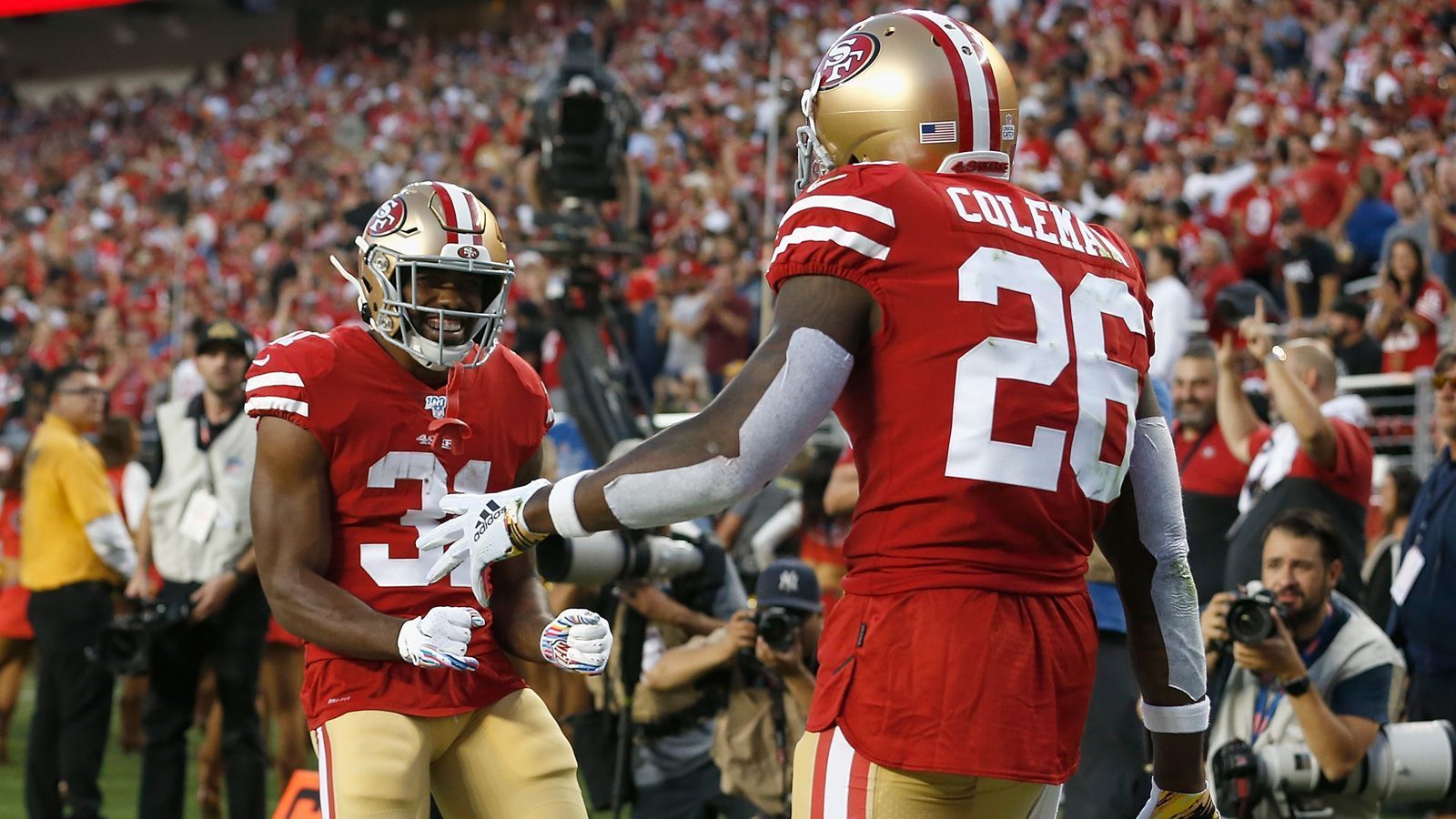 
                <strong>Platz 2: San Francisco 49ers</strong><br>
                Die San Francisco 49ers sind das beste Beispiel dafür, dass man für ein gutes Laufspiel keinen Superstar braucht. Kyle Shanahan rotiert ordentlich und hat mit Raheem Mostert, Tevon Coleman und Jeff Wilson variable Spieler. Viel wichtiger sind bei den Niners die Playdesigns, denn Shanahan hat eine der kreativsten Offensiven der Liga gebildet und kann sich zudem über tolles Blocking freuen. Vor allem George Kittle und Fullback Kyle Juszczyk überzeugen dabei regelmäßig. Die 49ers kamen so schon im vergangenen Jahr mit 144,1 Yards pro Spiel auf den zweiten Platz. Nur ein Team war noch besser...
              