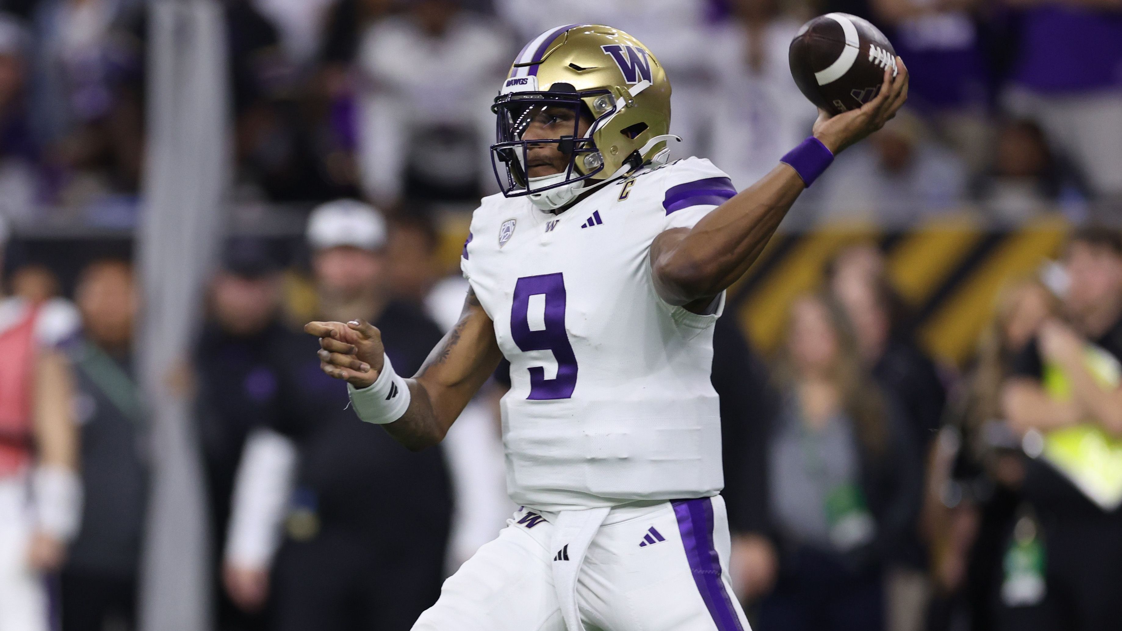 <strong>Michael Penix Jr. (Quarterback, Washington) </strong><br>In der NFL wird Odunze in den kommenden Jahren auch auf seinen langjährigen College-Begleiter Penix treffen. Der Huskies-Quarterback, der insgesamt sechs Jahre am College verbrachte, wird bei der Talente-Auswahl ebenfalls zur Verfügung stehen. Offiziell erklärt hat er das zwar nicht, allerdings dürfte er in der kommenden Saison nicht mehr auflaufen.