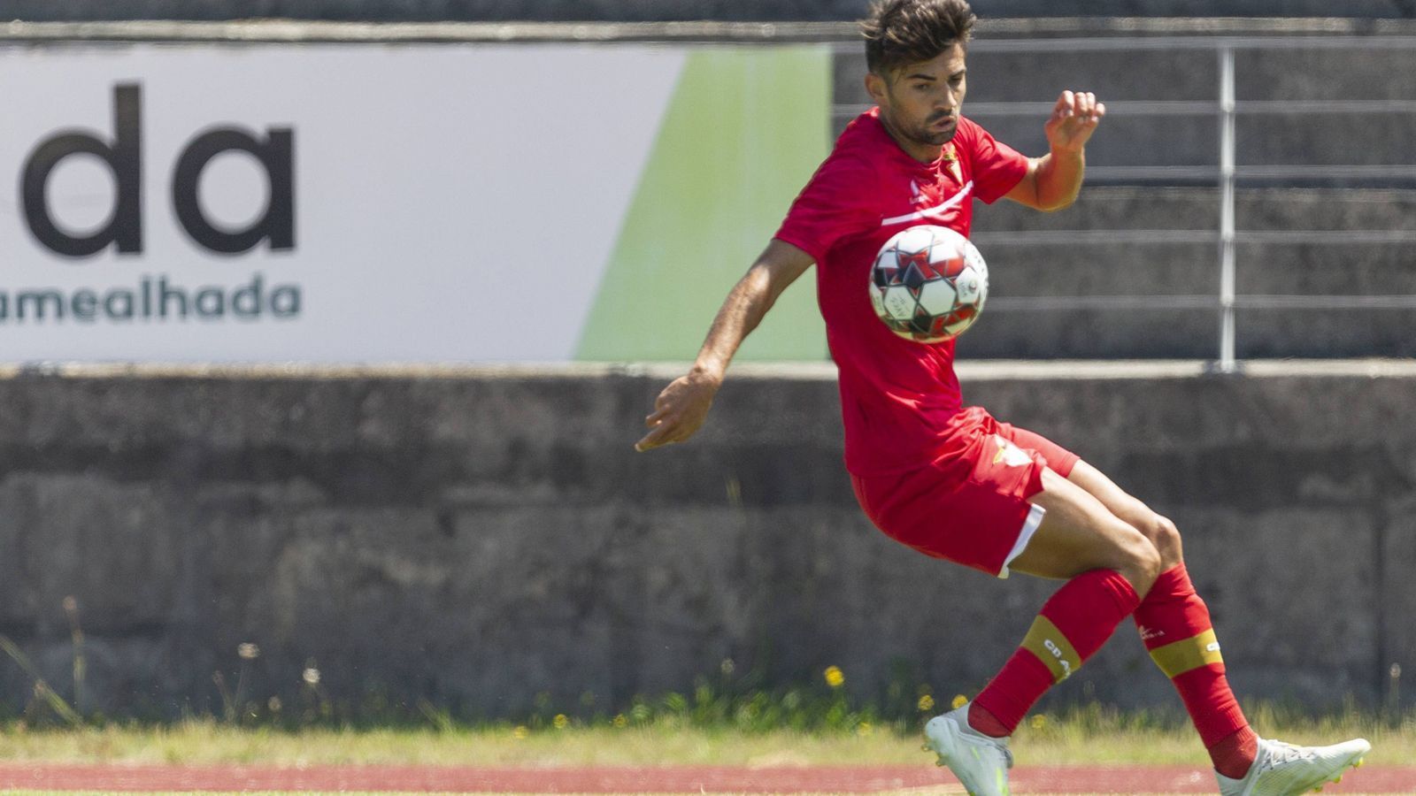 
                <strong>Enzo Zidane</strong><br>
                Der älteste Sohn Enzo spielte von 2015 an in der zweiten Mannschaft der "Königlichen" auf der Spielmacherposition, konnte sich aber nicht für Höheres empfehlen. Deshalb wechselte er im Sommer 2017 zu Reals Liga-Konkurrenten Alaves, mittlerweile ist der 26-Jährige in der zweiten französischen Liga bei Rodez AF gelandet. Zwischenzeitlich galt er als Kandidat bei Erzgebirge Aue.
              