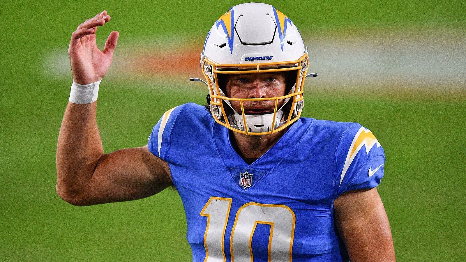 
                <strong>4. Platz: Justin Herbert (Quarterback, Los Angeles Chargers)</strong><br>
                Der frischgebackene Offensive Rookie of the Year. Auch Herbert spielte seine erste NFL-Saison und zeigte sofort, warum er im Draft 2020 an sechster Stelle gewählt wurde. Seine Rookie-Saison war eine der besten eines Quarterbacks in der NFL-Geschichte: 4.336 Passing Yards und 36 Touchdowns - der 23-Jährige legte elitäre Zahlen auf. Nun braucht er noch etwas Zeit und ein stabilerer Gerüst um ihn herum, dann gibt es kaum einen Zweifel, dass Herbert sich auch an der Spitze der Liga festspielt.
              