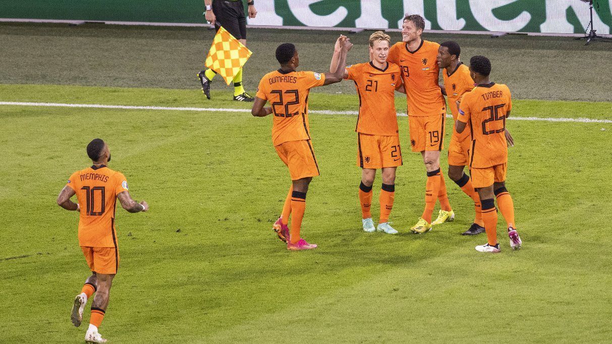 
                <strong>Fazit: Die Niederlande haben das Zeug zum Europameister! </strong><br>
                Sollte die Pflichtaufgabe Tschechien erfüllt werden, steht dem Team von Frank de Boer in diesem Jahr alle Türen offen. Dank eines funktionierenden Systems sowie stark aufspielenden Einzelkönnern kann die Elftal im Moment jeder Mannschaft gefährlich werden. Können die wenigen Schwächen in der Mannschaft minimiert werden, ist der Weg ins Finale geebnet. Damit ist klar: Die Niederlande haben das Zeug zum Europameister! Sie müssen ihr Potenzial dafür aber auch gegen die Schwergewichte des Turniers abrufen.
              