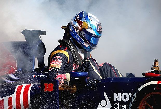 
                <strong>Raus dem Auto</strong><br>
                Probleme bei Jean-Eric Vergne im Qualifying: Der Toro-Rosso Pilot muss schnellstens aus seinem rauchenden Bolliden heraus und scheidet bereits in Q1 aus
              