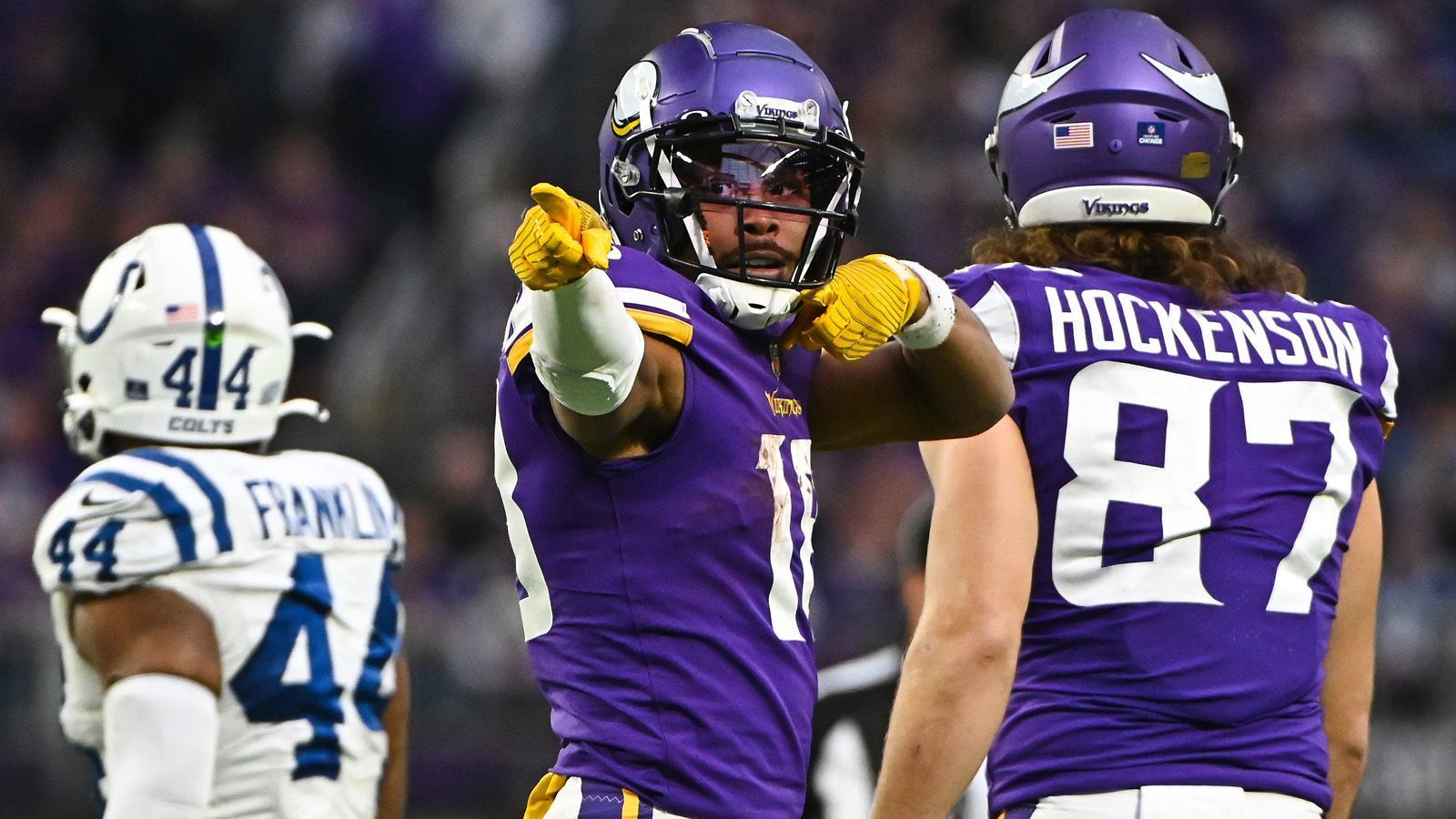 
                <strong>Week 15: Minnesota Vikings</strong><br>
                Wahnsinn! Die Minnesota Vikings brechen einen fast 30 Jahre alten NFL-Rekord. Gegen die Indianapolis Colts gelingt den Vikings das größte Comeback der NFL-Geschichte. 0:33 lag Minnesota zur Pause hinten. Am Ende führte Quarterback Kirk Cousins sein Team zu einem 39:36-Sieg nach Overtime. Den bisherigen Rekord hielten die Buffalo Bills, die 1993 einen 32-Punkte-Rückstand gegen die Houston Oilers aufholten. In Buffalo ging dieses Spiel damals als "The Comeback" in die Geschichtsbücher ein, in Houston als "The Choke". Diese Geschichtsbücher müssen nun neu geschrieben werden. 
              