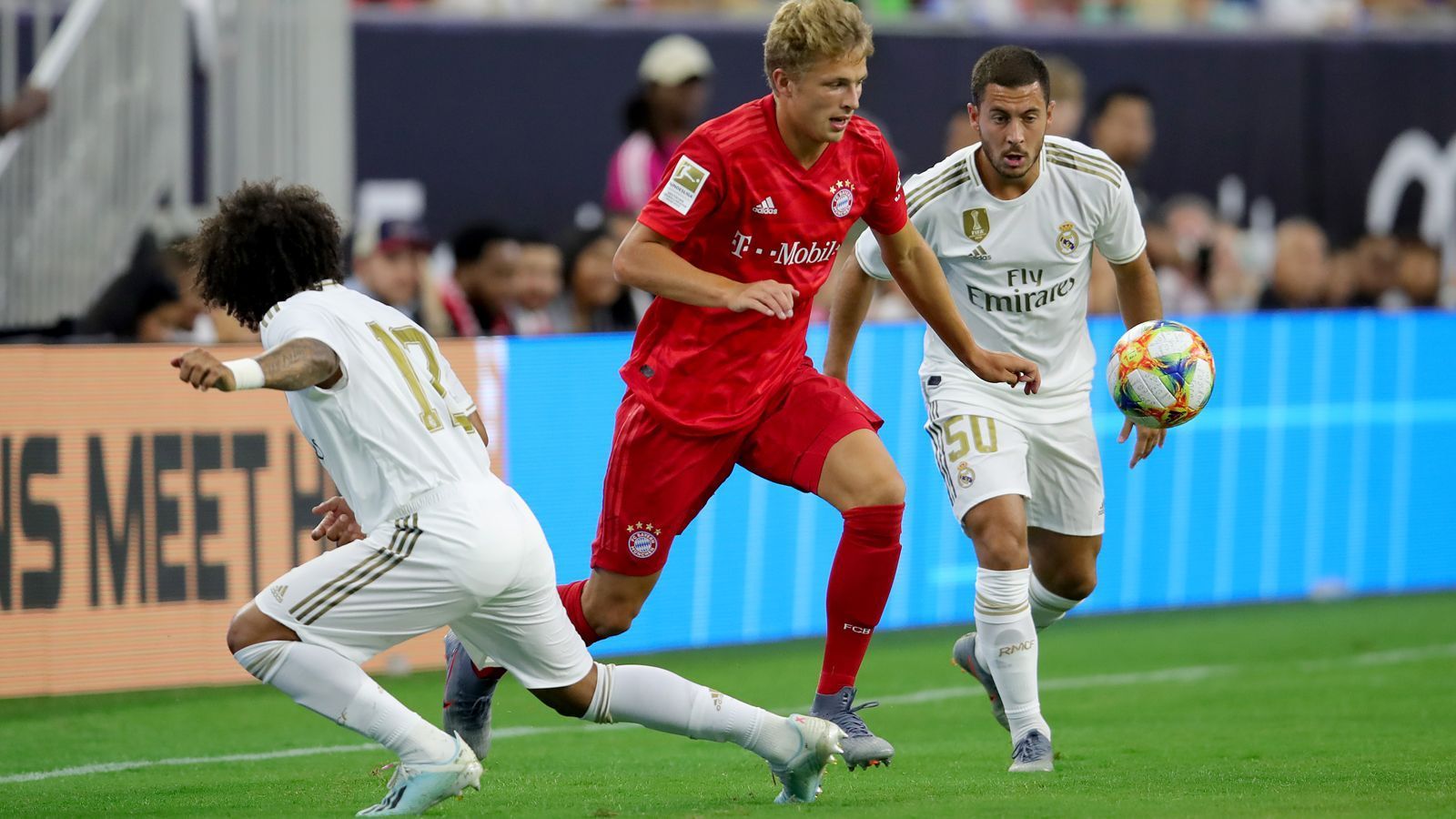 
                <strong>Jann-Fiete Arp</strong><br>
                Beim HSV saß Jann-Fiete Arp in der vergangenen Zweitliga-Saison über weite Strecken nur auf der Bank. Kein Wunder, dass sich Bayern-Fans fragten, ob ein Zweitliga-Reservist beim Rekordmeister wirklich eine Rolle spielen kann. Die ersten Schritte im Bayern-Trikot während der USA-Reise waren immerhin solide. Und: Arp wurde auf dem rechten Flügel eingesetzt. Gut möglich also, dass der 19-Jährige dort mittel- oder langfristig eine Option wird. Von daher kann die US-Reise für ihn als Erfolg gewertet werden. Arp selbst tritt aber behutsam auf die Euphoriebremse: "Heute habe ich gemerkt, wo momentan noch meine Grenzen sind. Ob jetzt mit Ball oder ohne. Das Tempo war für den Moment noch eine Nummer zu hoch für mich." Abgehoben ist er schon mal nicht.
              