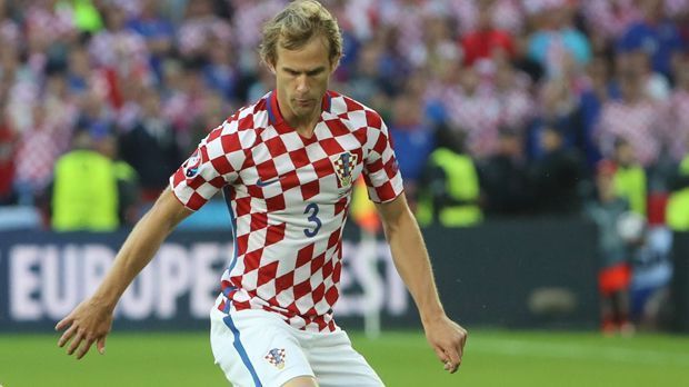 
                <strong>Ivan Strinic</strong><br>
                Ivan Strinic: Kroatiens Linksverteidiger war von Beginn an der schwächste Mann in der Viererkette. Er hatte große Probleme mit der resoluten Zweikampfführung der Portugiesen und zog immer wieder den Kürzeren. Seine Vorstöße in der Offensive waren größtenteils durch überhastete Flanken oder ungenaue Abspiele gekennzeichnet. Zudem hatte er Glück bei einem vermeintlichen Foul im Strafraum gegen Nani - der mögliche Elfmeterpfiff blieb aus. ran-Note: 4
              