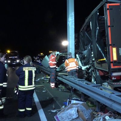 A2 nach Lkw-Unfall mit zwei Toten voll gesperrt