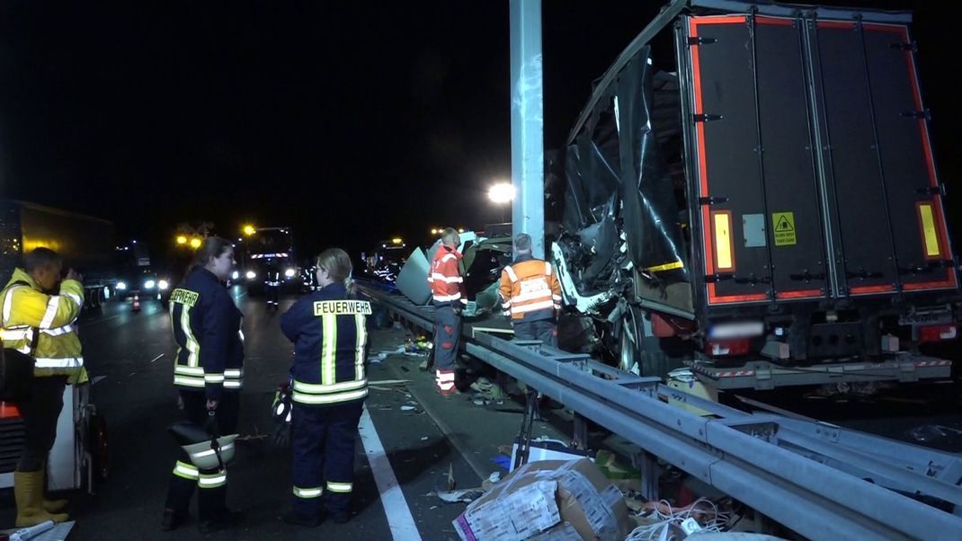 In der Nacht stieß ein Lkw einen Betonpfeiler einer Schilderbrücke bei Auetal.&nbsp;