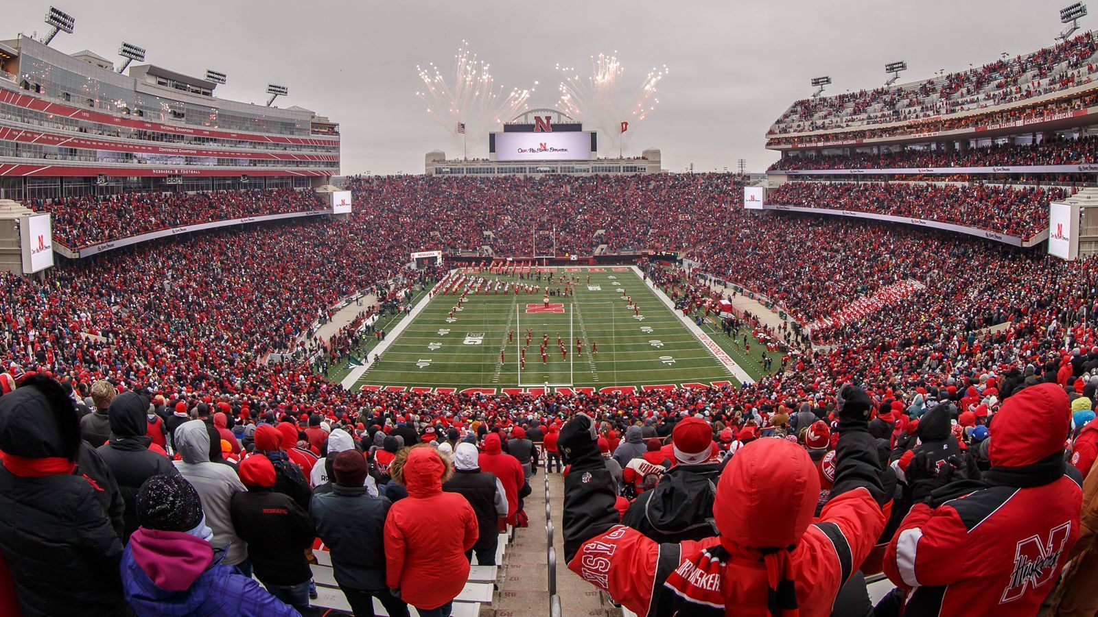 
                <strong>Nebraska Cornhuskers</strong><br>
                Das Memorial Stadium ist seit 1923 die Heimstätte der "Huskers". Seit 1940 lassen die Fans bei den ersten Heimspiel-Punkten tausende rote Luftballons steigen und verwandeln die Arena zum Tollhaus. Der Fanandrang ist dabei ungebrochen, denn seit 1962 ist JEDES Heimspiel ausverkauft. Offiziell fasst die Arena 85.455 Zuschauer, desöfteren quillt die Arena aber mit über 90.000 Fans schier über. Die Jaguars werden gewarnt sein, denn alle Siege der vergangenen Saison sprangen bei Heimspielen heraus.
              