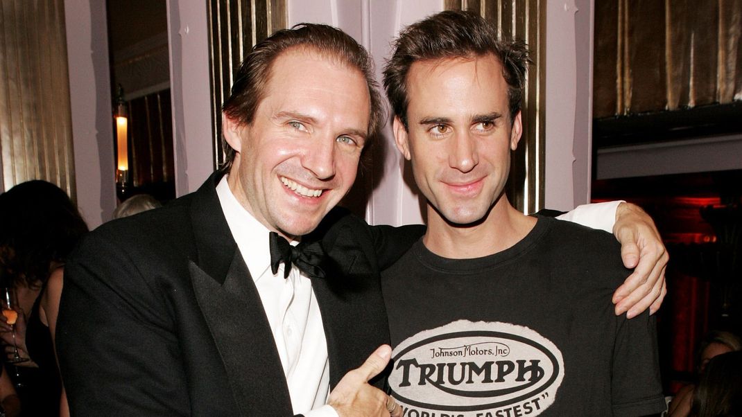 Erfolgsreiche Brüder: Ralph Fiennes (l.) und sein acht Jahre jüngerer Bruder Joseph (r.) machten beide eine tolle Schauspiel-Karriere - und Shakespeare brachte alles ins Rollen.