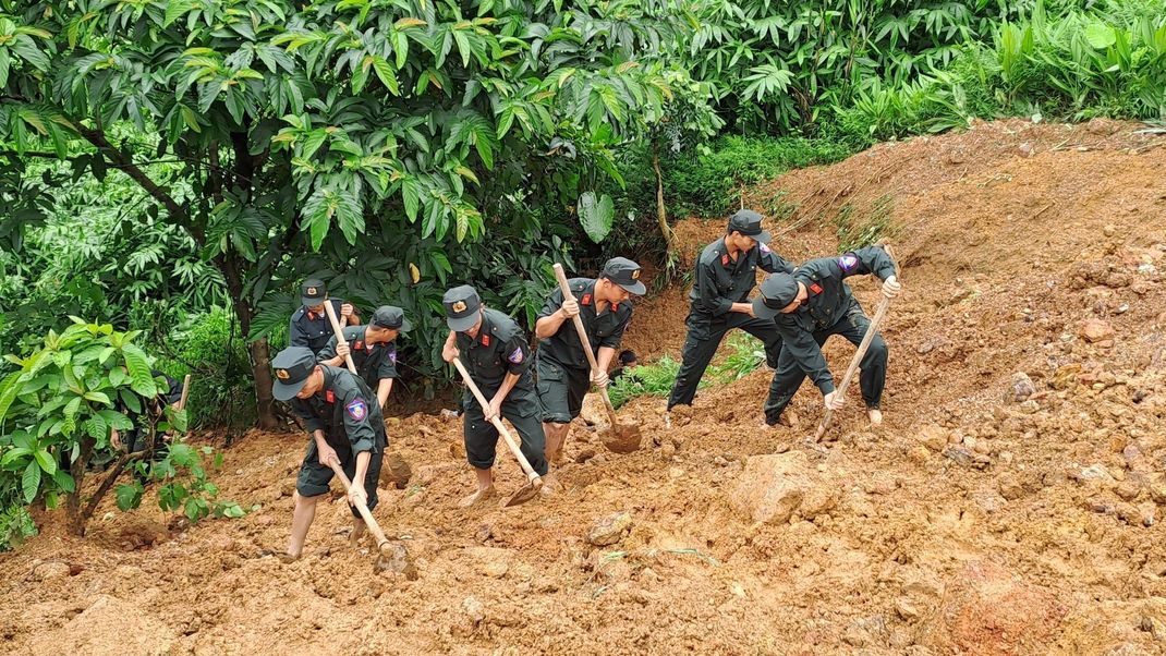 Rettungskräfte suchen nach Verschütteten an der Stelle eines Erdrutsches in der vietnamesischen Provinz Ha Giang.&nbsp;