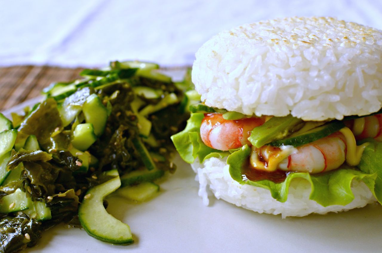 Wer sich nicht entscheiden kann, ob er lieber Sushi oder einen Burger hätte, wählt nach Möglichkeit einen Sushi-Burger. Da sind die Brötchen durch Reis-Patties ersetzt und beim Belag hat man verschiedenste Optionen: fischig, fleischig, vegetarisch oder vegan. Ketchup? Tomaten-Chutney oder Teriyaki-Soße machen sich besser.