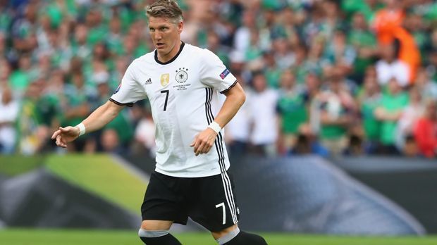 
                <strong>Bastian Schweinsteiger</strong><br>
                Platz 2: Bastian Schweinsteiger: 17 EM-Einsätze. Mit seiner Einwechslung im Viertelfinale gegen Italien hat sich Bastian Schweinsteiger den zweiten Platz erobert und dem Rekordspieler an die Fersen geheftet.
              