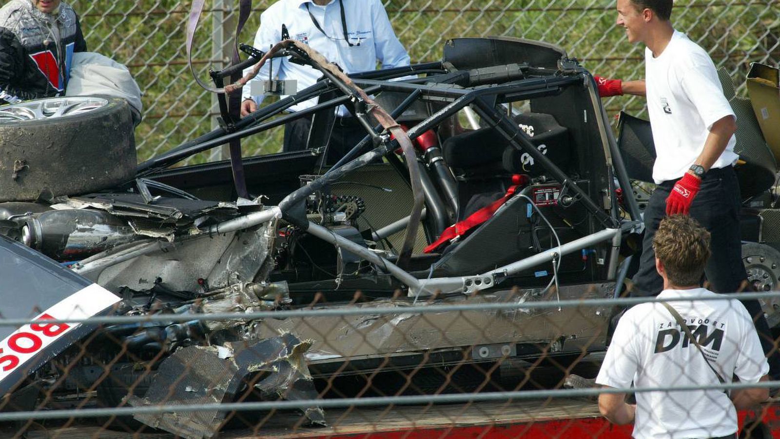 
                <strong>Dumbreck - Zandvoort 2004</strong><br>
                Zandvoort 2004: Peter Dumbreck (Opel) kommt eingangs der Zielgeraden von der Fahrbahn ab und verunglückt schwer. Nach zahlreichen Überschlägen bleibt das völlig zerfetzte Auto liegen. Dumbreck verletzt sich nicht, fährt aber nach 2004 keine weitere DTM-Saison.
              