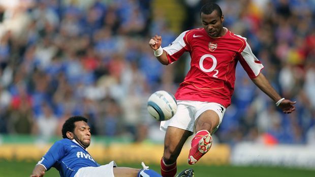 
                <strong>Ashley Cole</strong><br>
                Ashley Cole: Der Linksverteidiger war einer der wenigen Engländer, die Wenger in seinen 21 Jahren beim FC Arsenal zu einem Topstar aufbauen konnte. 220 Mal lief Cole für die "Gunners" in Pflichtspielen auf, doch am Ende wollten die Fans davon nichts mehr wissen. Weil im Vorfeld seines Wechsels zum Erzrivalen FC Chelsea im Jahr 2006 finanzielle Details des Deals an die Öffentlichkeit gelangten, bekam Ashley Cole den unrühmlichen Spitznamen "Cashley". Da gerieten selbst die Topleistungen Coles, die er über sechs Jahre für Arsenal brachte, in den Hintergrund. Heute lässt der 36-Jährige seine Laufbahn nach Stationen wie Chelsea oder dem AS Rom bei LA Galaxy ausklingen.
              